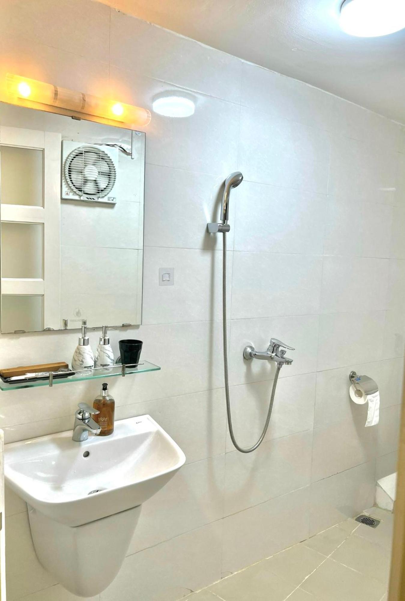Nice Room Located Right Next To The Old Quarter Can Phong Nhieu Anh Sang Tai Ngay Gan Pho Di Bo Ho Guom Hanoi Buitenkant foto